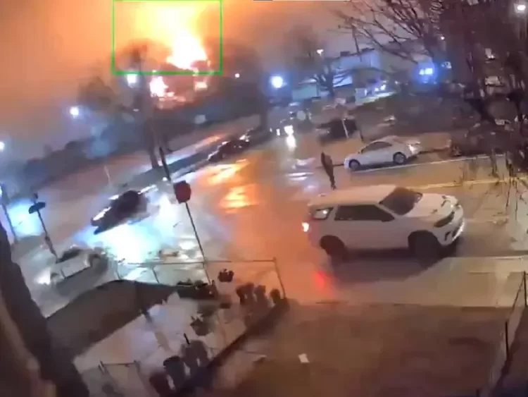 Se estrella otro avión en EU, esta vez en Filadelfia; se reportan víctimas.