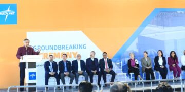 Coloca gobernador de Tamaulipas primera piedra de nueva planta Medline en Nuevo Laredo