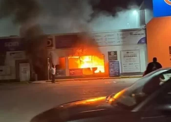Incendio de 4 tiendas y autos arruinan festejos de Año Nuevo en Villahermosa