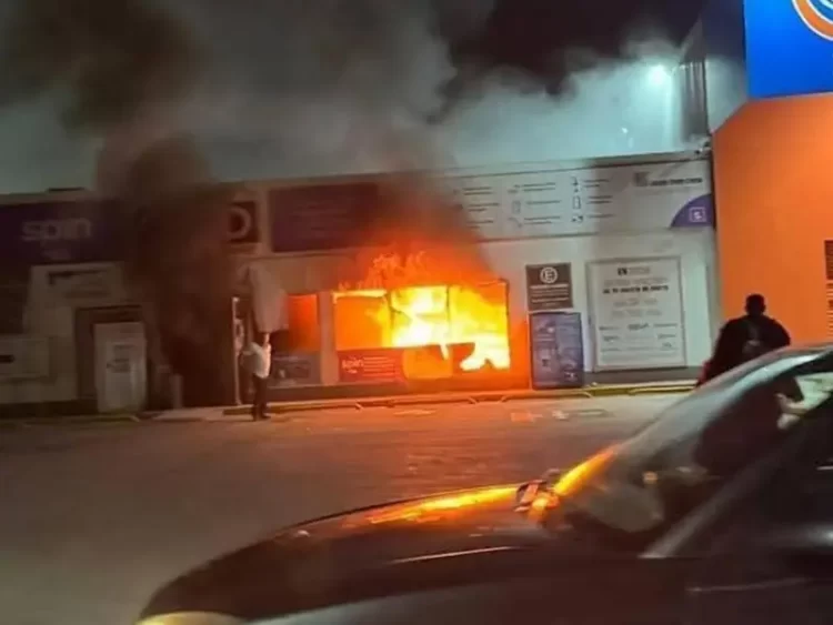 Incendio de 4 tiendas y autos arruinan festejos de Año Nuevo en Villahermosa