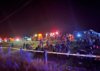 Carreterazo entre tráiler y autobús en tramo González-Llera; dos muertos y 42 heridos