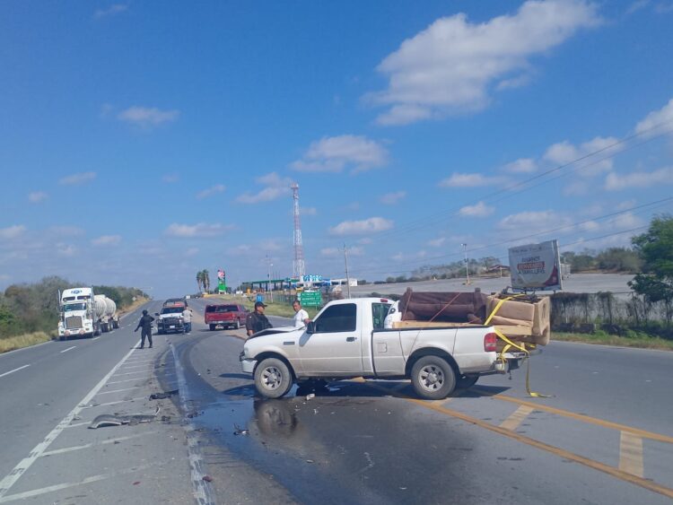 Bloqueo parcial de la Carretera Victoria-Soto la Marina por accidente vehicular.