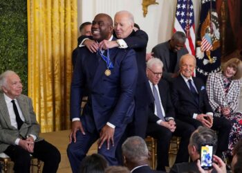 Joe Biden condecora al ‘Magic’ Johnson y a Lionel Messi con medalla presidencial