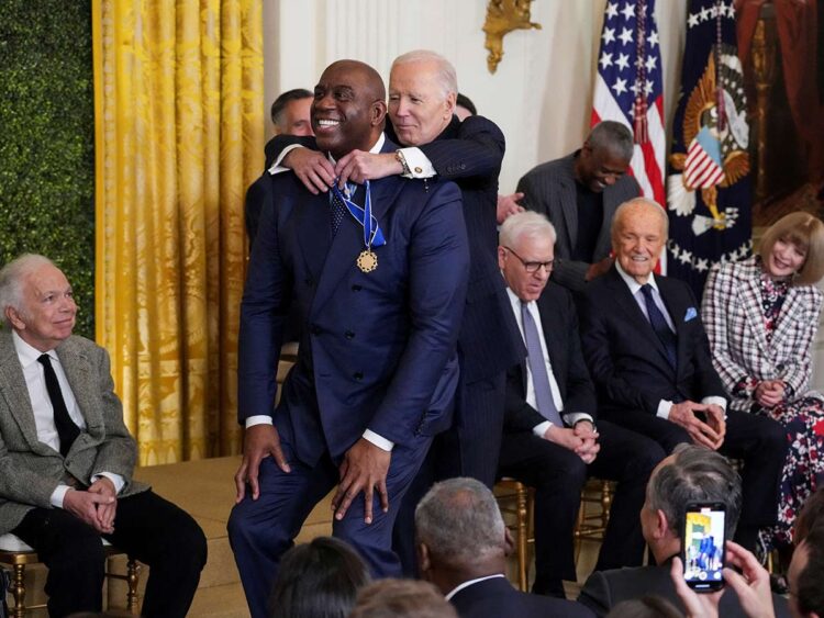 Joe Biden condecora al ‘Magic’ Johnson y a Lionel Messi con medalla presidencial