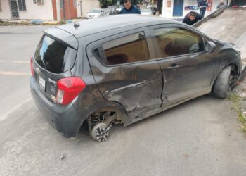 Conduce ebrio y causa choque