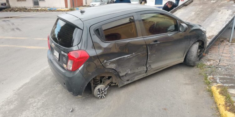 Conduce ebrio y causa choque