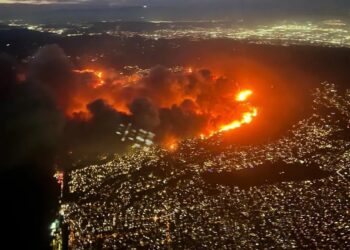 Incendios en California dejan en cenizas decenas de casas y negocios