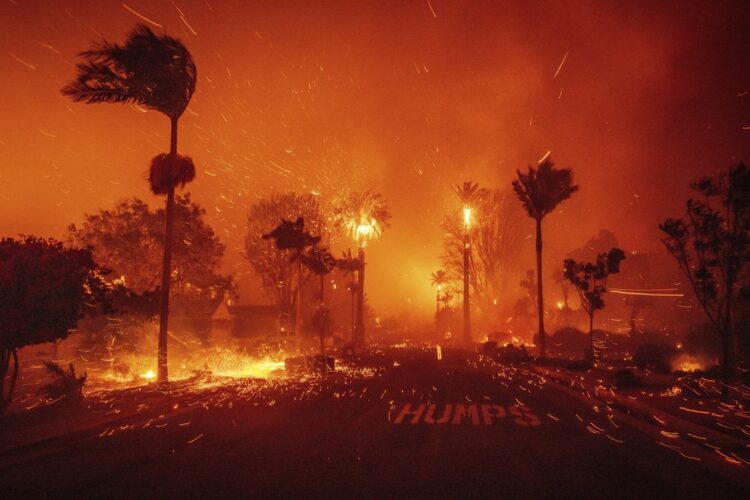 Aumentan a cinco los muertos por abrasadores incendios en Los Ángeles.