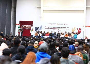 Entrega Américo Villarreal tarjetas del programa “Jóvenes Construyendo el Futuro”