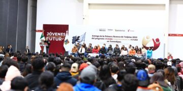 Entrega Américo Villarreal tarjetas del programa “Jóvenes Construyendo el Futuro”