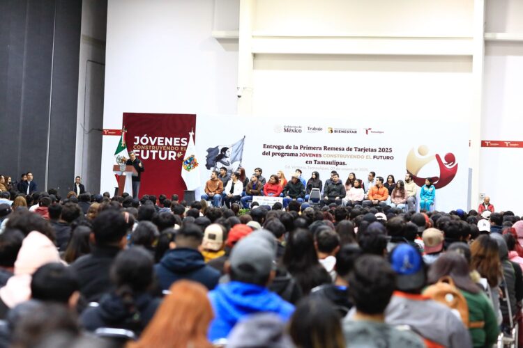 Entrega Américo Villarreal tarjetas del programa “Jóvenes Construyendo el Futuro”
