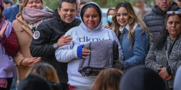 Continúan apoyos a familias marginadas durante frente frío en Cd. Victoria.