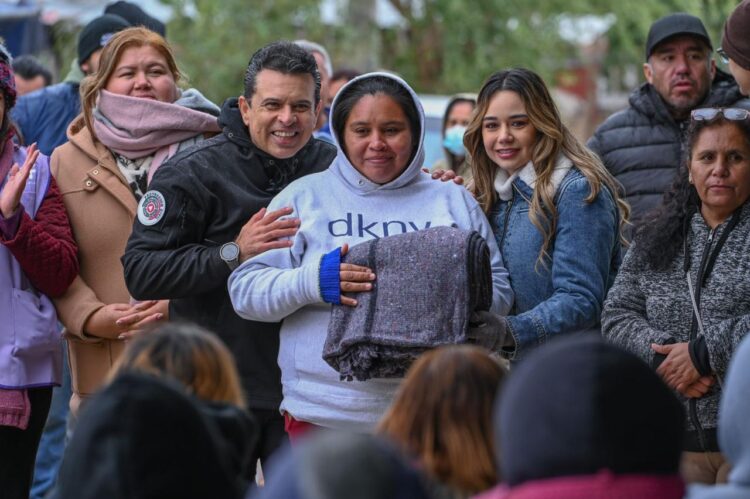 Continúan apoyos a familias marginadas durante frente frío en Cd. Victoria.