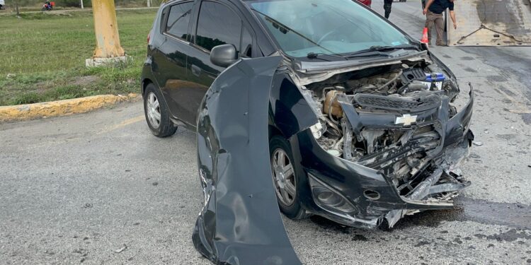 Choque con volcadura deja cinco heridos leves