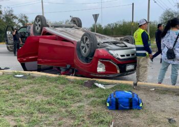 Choque con volcadura deja cinco heridos leves