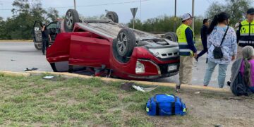 Choque con volcadura deja cinco heridos leves