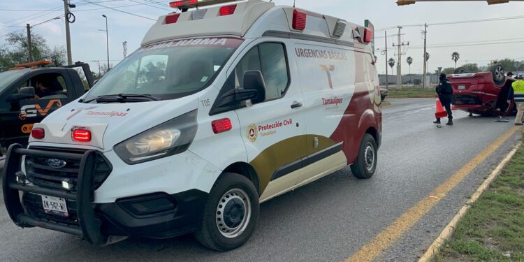 Choque con volcadura deja cinco heridos leves