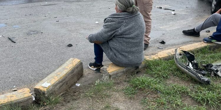 Choque con volcadura deja cinco heridos leves