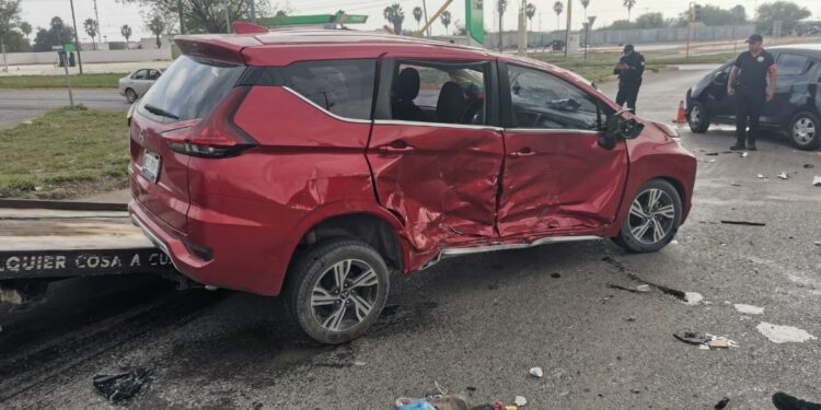 Choque con volcadura deja cinco heridos leves