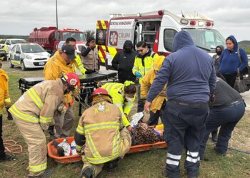 Dos heridos al caer auto a barranco