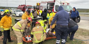 Dos heridos al caer auto a barranco