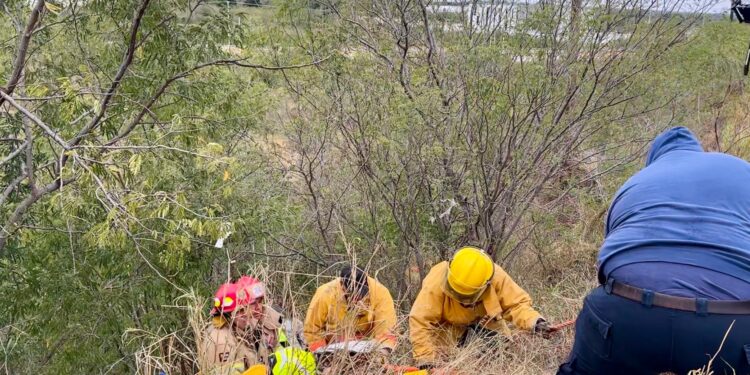 Dos heridos al caer auto a barranco