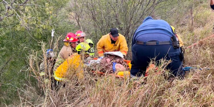 Dos heridos al caer auto a barranco