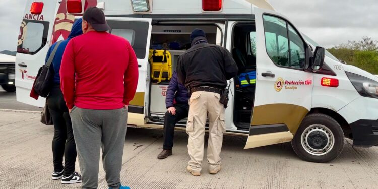 Dos heridos al caer auto a barranco