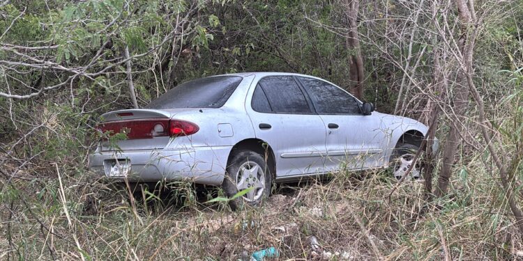 Dos heridos al caer auto a barranco