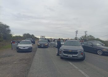 Cierran carretera en protesta contra la CFE
