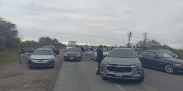 Cierran carretera en protesta contra la CFE