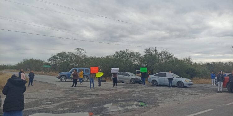 Cierran carretera en protesta contra la CFE