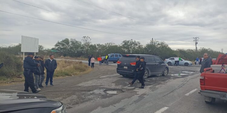 Cierran carretera en protesta contra la CFE