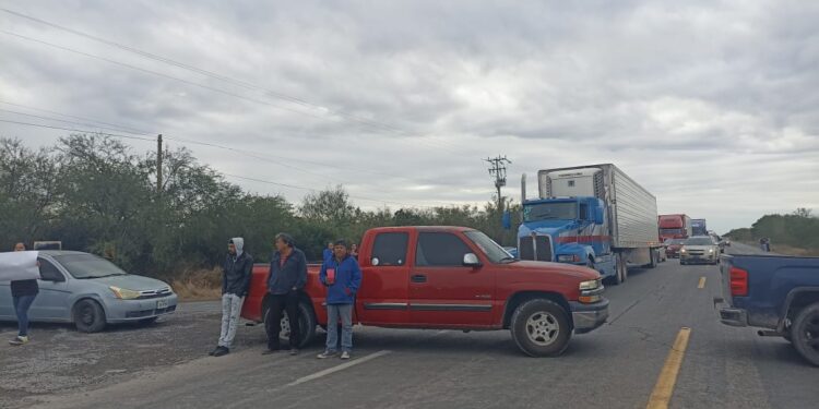 Cierran carretera en protesta contra la CFE