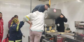 Empleada sufre accidente en máquina para tortillas