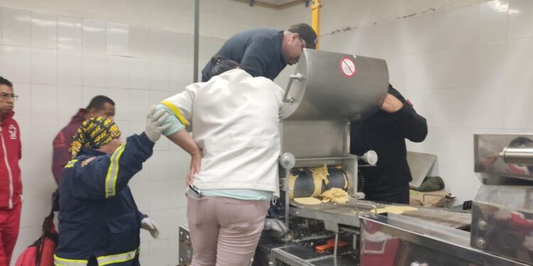 Empleada sufre accidente en máquina para tortillas