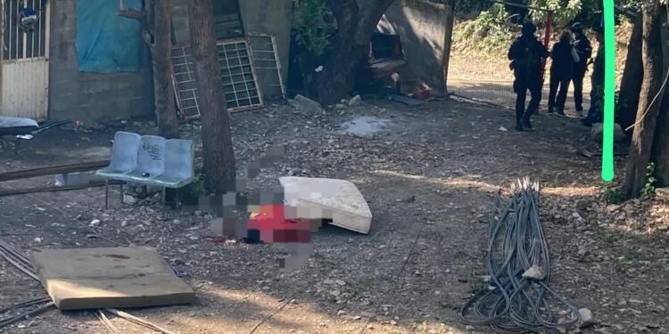 Asesinan a albañil y esconden su cuerpo bajo colchón