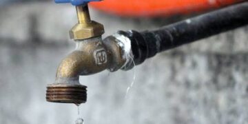 Choque de tráiler contra poste de CFE deja sin agua a miles de victorenses