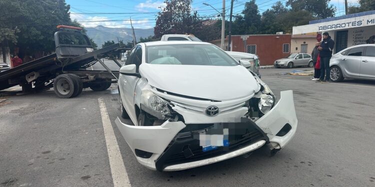 Conduce ebrio y causa choque