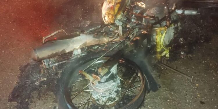 Se incendia motocicleta en Col. Enrique Cárdenas de Cd Victoria