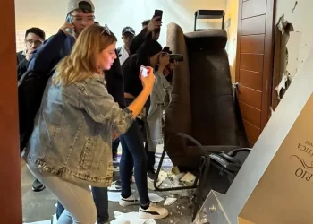 Manifestantes destruyen oficina de gobernador de Sinaloa