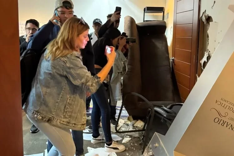 Manifestantes destruyen oficina de gobernador de Sinaloa