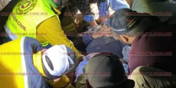 Rescatan a jornalero accidentado en la sierra