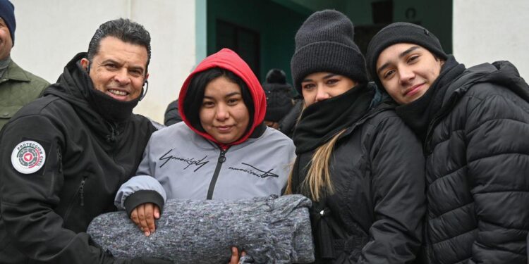 Distribuyen Municipio y DIF Victoria apoyos invernales.