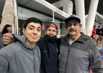 Una buena foto con el amigo del básquetbol victorense “El Caramaco”