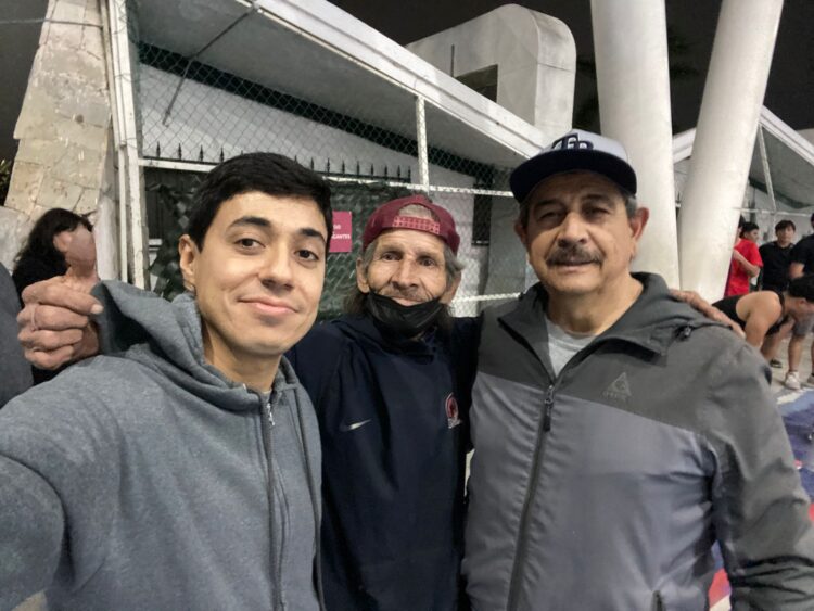 Una buena foto con el amigo del básquetbol victorense “El Caramaco”