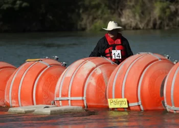 Texas refuerza la frontera con boyas en el río Bravo