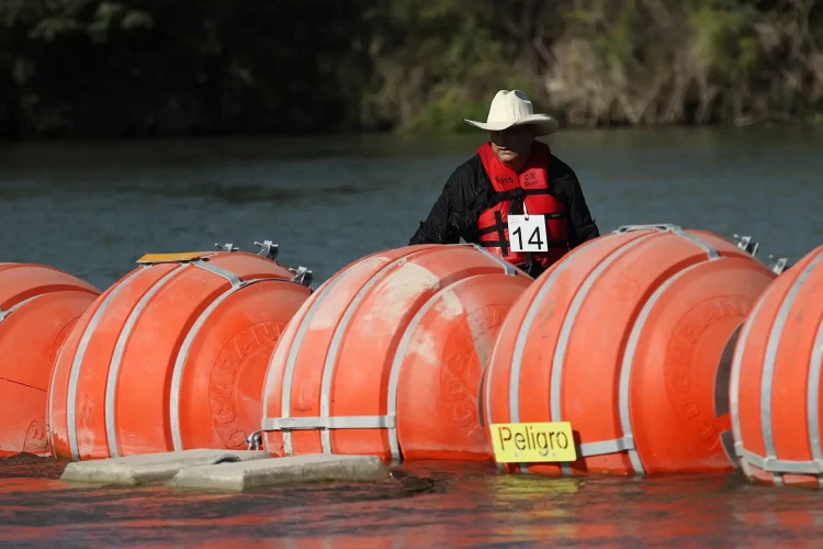 Texas refuerza la frontera con boyas en el río Bravo