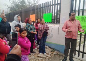 Regresan a clases en escuela cerrada por padres de familia