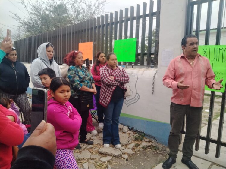 Regresan a clases en escuela cerrada por padres de familia